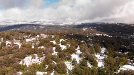 Antena-Sobre-Un-Pequeño-Barrio-Rural-De-Montaña-Cubierto-De-Nieve-Fresca-De-Invierno