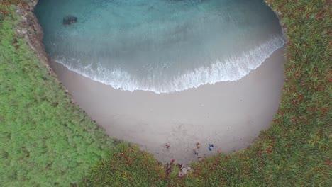 Aerial-cenital-revealing-shot-of-the-hidden-beach-in-the-Marietas-Islands,-Nayarit,-Mexico