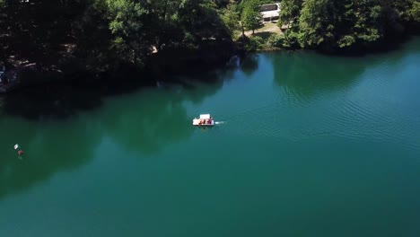 Blick-Von-Einer-Drohne-Auf-Ein-Kleines-Boot-Auf-Den-Seen-Von-Monticchio