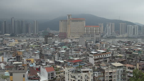 Vista-Del-Paisaje-Urbano-Del-Distrito-De-Edificios-Antiguos-De-Macao-Desde-La-Fortaleza-Del-Monte-En-Un-Día-Nublado-Gris-Nublado,-Sar-De-Macao,-China