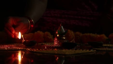 Encendiendo-Lámparas-De-Barro-Para-El-Festival-En-India