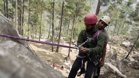 Mountain-climbing---rappelling-in-pair-by-Himalayan-mountaineers-of-an-mountaineering-training-institute-in-upper-Himalayas-Uttarakhand,-India