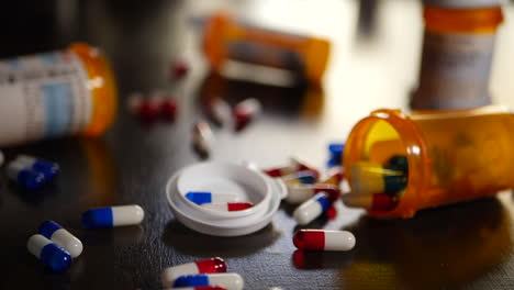 Píldoras-De-Medicina-Y-Medicamentos-Que-Se-Derraman-De-Una-Botella-De-Prescripción-En-Cámara-Lenta