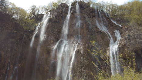 Die-Kamera-Neigt-Den-Veliki-Slap-Wasserfall-In-Plitvice,-Kroatien,-Herunter