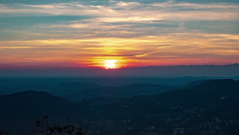 Der-Dramatische-Sonnenuntergangshimmel-Von-Magenta-Und-Rot-In-Dünnen-Wolken-über-Den-Bergen-Verblasst-Im-Zeitraffer-Zu-Blaugrün-Und-Blau