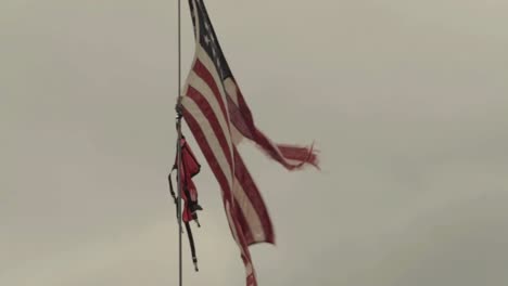 Bandera-Americana-Rasgada-Contra-El-Cielo-Oscuro
