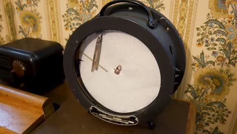 Antikes-Barometer-Auf-Altem-Schreibtisch