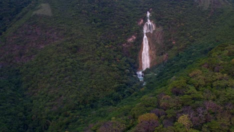 Aerial-pull-back-wide-shot-of-the-Velo-de-Novia-waterfall-in-the-Chiflon-park,-Chiapas
