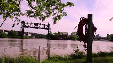 Río-Cleveland-Ohio-Que-Fluye-Debajo-De-Un-Puente-Abandonado