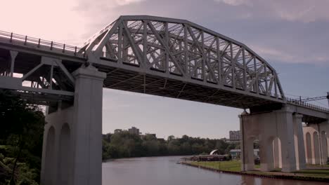 Eine-Zugbockbrücke-über-Den-Fluss-Cuyahoga-In-Cleveland,-Ohio