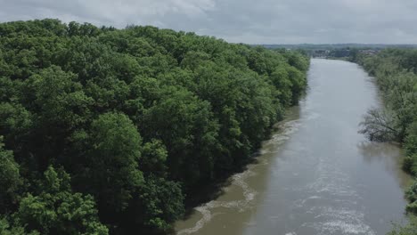 Drone-rises-to-reveal-a-rolling-river-in-the-Midwest-USA