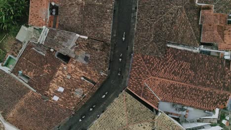 Imágenes-De-Drones-De-Un-Grupo-De-Caballos-Cruzando-Las-Calles-De-Una-Ciudad,-Minas-Gerais,-Brasil