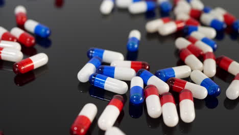 Píldoras-De-Drogas-Y-Cápsulas-De-Medicamentos-Que-Caen-Y-Rebotan-En-Cámara-Lenta-Sobre-Un-Fondo-Negro-Aislado