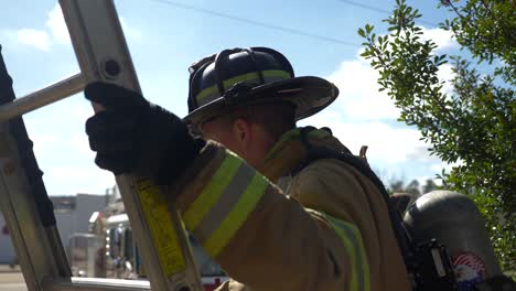 Feuerwehrmann-Klettert-Während-Einer-Notfall--Und-Rettungsaktion-Eine-Leiter-Hinauf