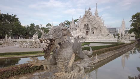 Impresionante-Escultura-De-Dragón-Fuera-De-Chiang-Rai-Al-Atardecer