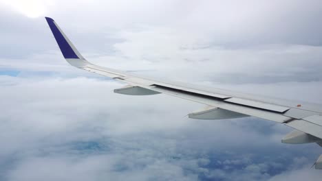Morgen-Schöne-Aussicht-Auf-Den-Bewölkten-Himmel-Aus-Den-Flugzeugfenstern