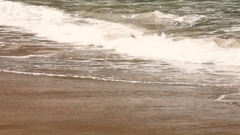 Wellen,-Die-Nach-Und-Nach-Immer-Häufiger-An-Der-Seichten-Strandküste-Plätschern