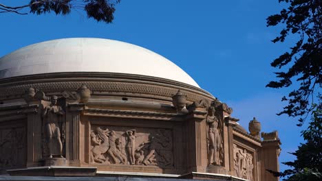 Statuen-Und-Schnitzereien-Auf-Dem-Palace-Of-Fine-Arts-Dome-An-Einem-Sonnigen-Tag-In-San-Francisco