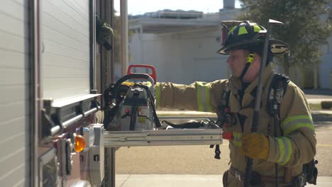 Feuerwehrleute-Ziehen-Eine-Rettungssäge-Aus-Einem-Feuerwehrauto,-Um-Einen-Brand-Zu-Bekämpfen