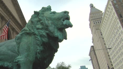 Closeup-view-of-The-lion-sculpture,-in-front-of-the-Art-institute-of-Chicago,-Illinois,-United-States,-Usa