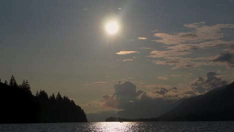 Schöner-Sonnenuntergang-An-Einem-See