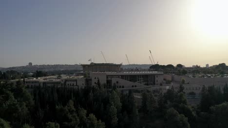 Edificio-Knesset-Al-Atardecer,-Jerusalén,-Israel,-Tiro-De-Derecha-A-Izquierda