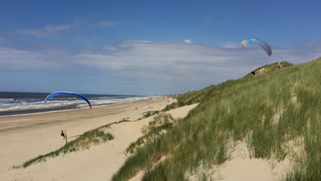 Paragliders-using-the-upwinds-on-the-dunes-of-the-dutch-seaside