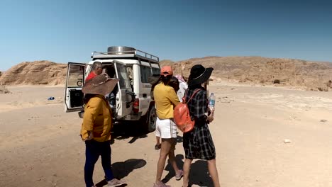 Cañón-De-Colores-En-Dahab,-Conduciendo-Y-Explorando-Este-Hermoso-Cañón-En-Egipto