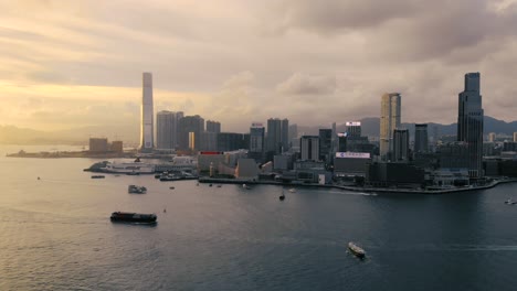 Schöne-Sonnenuntergangluftaufnahme-Der-Skyline-Von-Hong-Kong-Tsim-Sha-Tsui