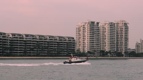 Hafen-Von-Singapur-Bei-Sonnenuntergang-Von-Einem-Segelboot-Aus