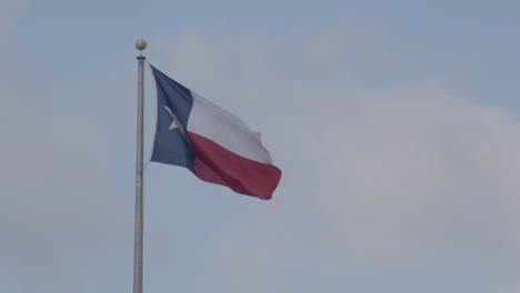 Texas-flag-waving-in-the-wind-in-Austin,-Texas