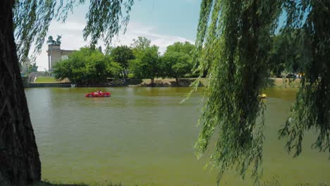 Városligeti-Lake-City-park,-people-on-paddling-boats-passing-by
