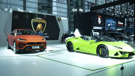 Der-2020-Limone-Lamborghini-Aventador-Und-Der-2020-Orange-Lamborghini-Urus-Werden-Auf-Der-International-Auto-Show-2019-In-Shenzhen,-China,-Präsentiert