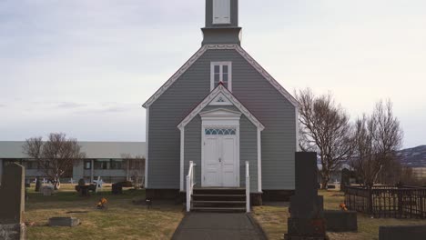 Antigua-Iglesia-Islandesa-Mostrada-Desde-Diferentes-ángulos