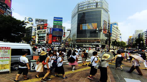 Timelapse---Massive-Gruppe-Von-Menschen-An-Der-Kreuzung-Shibuya-Road-In-Tokio,-Japan