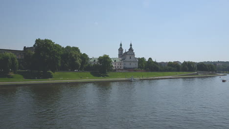 Vista-Sobre-El-Río-Vistula-Y-La-Iglesia-De-San-Miguel-Arcángel-En-Cracovia