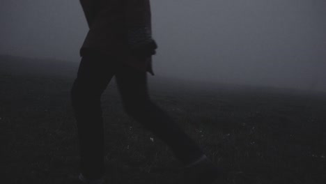Silhouette-In-Einer-Verlassenen-Isländischen-Schlucht-In-Einer-Nebligen,-Stimmungsvollen,-Dramatischen-Landschaft