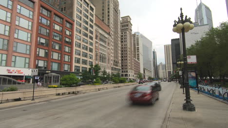 Redaktionell,-Bewegungsunschärfe-Straßenansicht-Der-Innenstadt-Von-Chicago,-Illinois,-Vereinigte-Staaten,-Usa