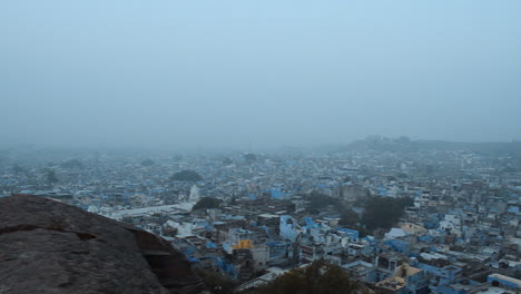 Vista-De-Pájaro-Ariel-De-La-Ciudad-Azul-De-Jodhpur-Rajasthan-India-En-La-Mañana-De-Invierno-Brumoso-Tiro-Panorámico