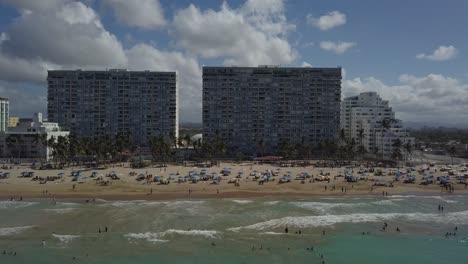 Acercándose-A-Condominios-Gemelos-En-Isla-Verde-Puerto-Rico