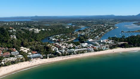 Wide-aerial-panning-shot-of-Noosa-main-Beach,-Noosa-Heads,-Queensland,-Australia
