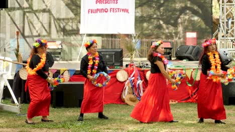 Baile-Filipino-Festival-Histórico-Tradicional,-Ropa-Filipina-Bailando-Durante-El-Festival-Filipino