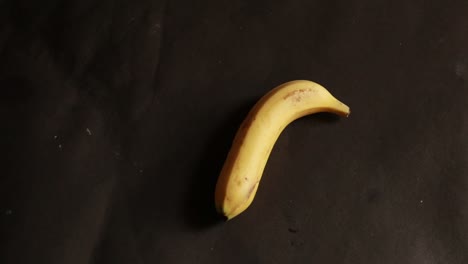Bananen-Drehen-Sich-In-Einem-Kreis,-Der-Auf-Schwarzem-Hintergrund-Isoliert-Ist