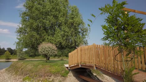 Holzfußweg-über-Wasser,-Gartengestaltung-Und-Landschaftsgestaltung,-Japanischer-Gartenstil