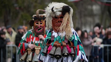 Bulgarisches-Kuker-Kostüm-Mit-Einer-Gehörnten-Maske-Und-Schweren-Glocken-Auf-Der-Brust