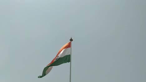 Una-Vista-Lejana-De-La-Bandera-Ondeando-Con-Orgullo-En-Nueva-Delhi,-Lugar-Cannought