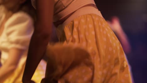 Bailarinas-Bailando-Alegremente-Con-Faldas-Amarillas-En-Cuba,-Bailarinas-Exóticas-De-Cerca