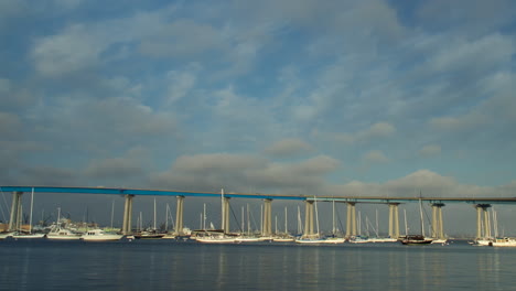 Schwenkzeitraffer-Von-Wolken-Und-Booten,-Die-Sich-Um-Die-Coronado-Brücke-Bewegen