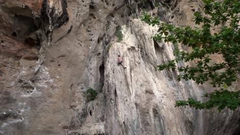 Junge-Reisende-Mit-Einem-Seil,-Die-Sich-Mit-Dem-Klettersport-Auf-Dem-Felsen-Von-Krabi-In-Thailand-Beschäftigen
