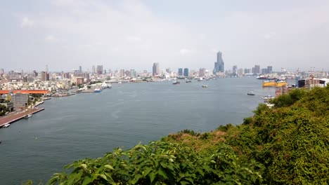 Ein-Zeitraffer-Der-Stadt-Kaohsiung-Vom-Gipfel-Der-Insel-Cijin---Schiffe-Passieren-Die-Wasserstraße